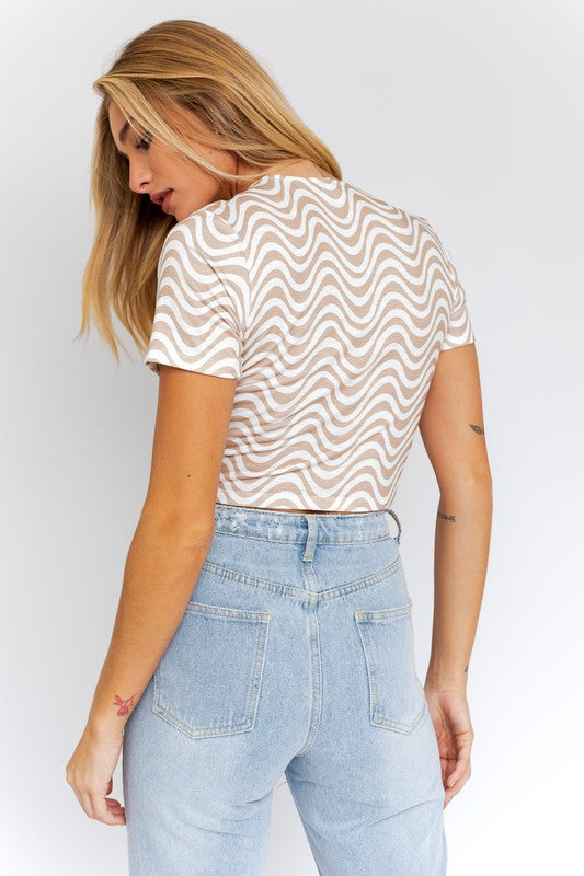 SHORT SLEEVE FRONT CRISS CROSS PRINT KNIT SHIRT SLEEVE CROP TOP