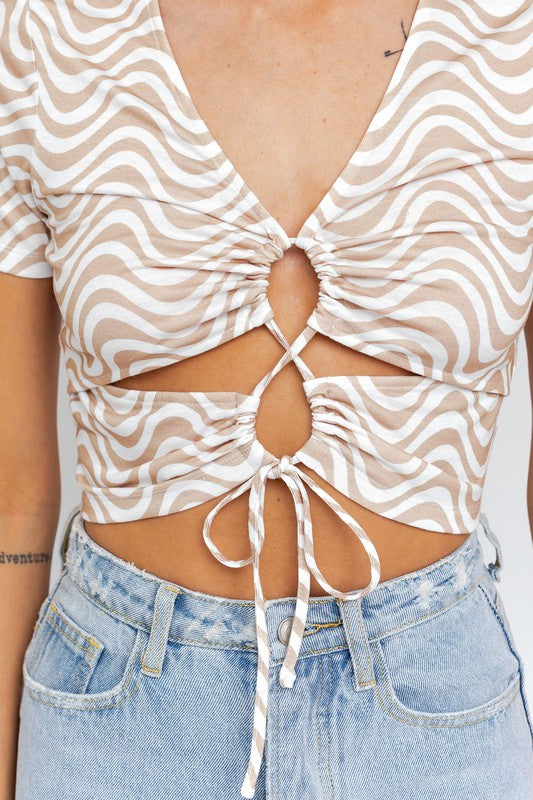 SHORT SLEEVE FRONT CRISS CROSS PRINT KNIT SHIRT SLEEVE CROP TOP